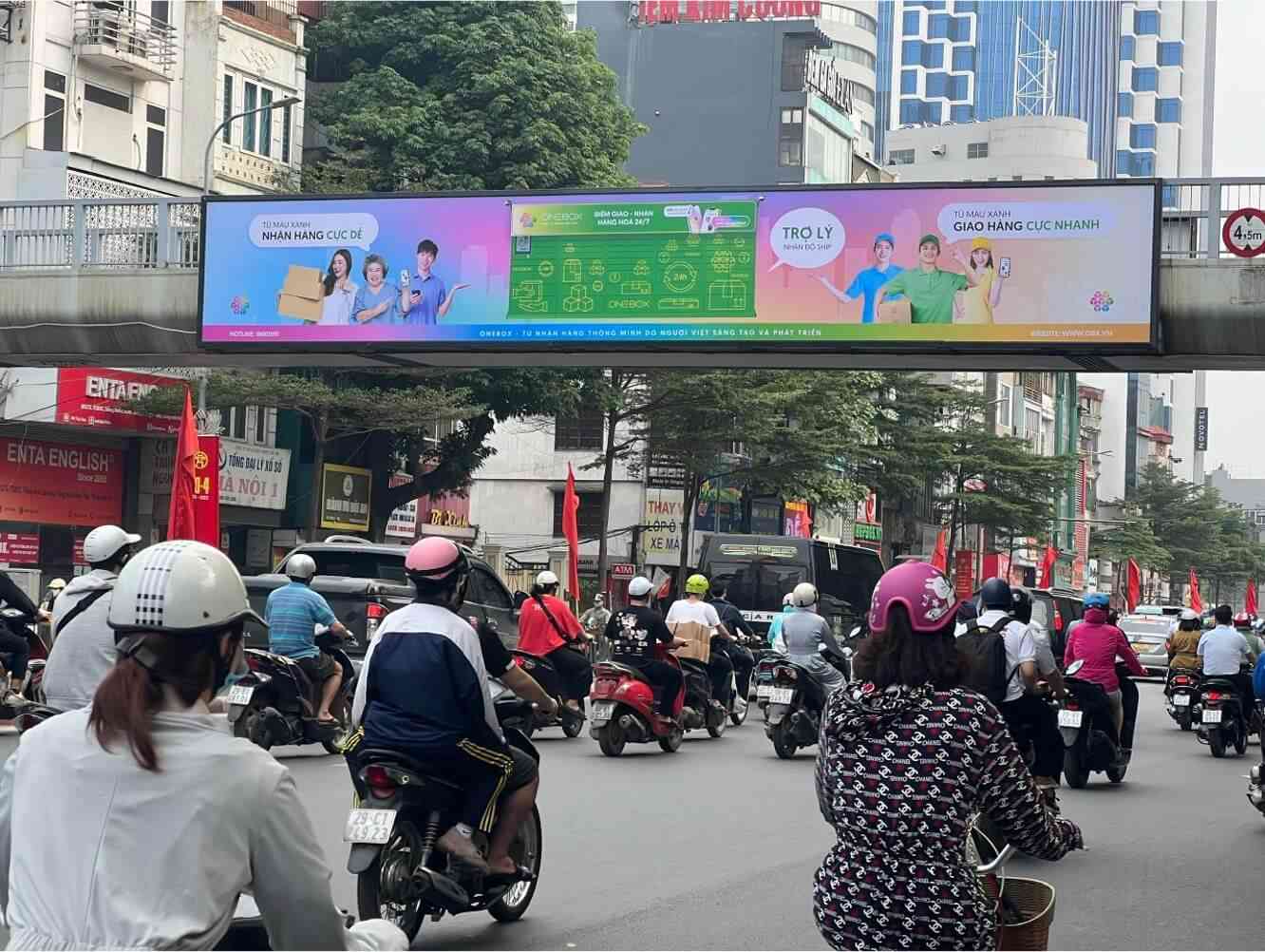 quang cao tren cau vuot di bo 2