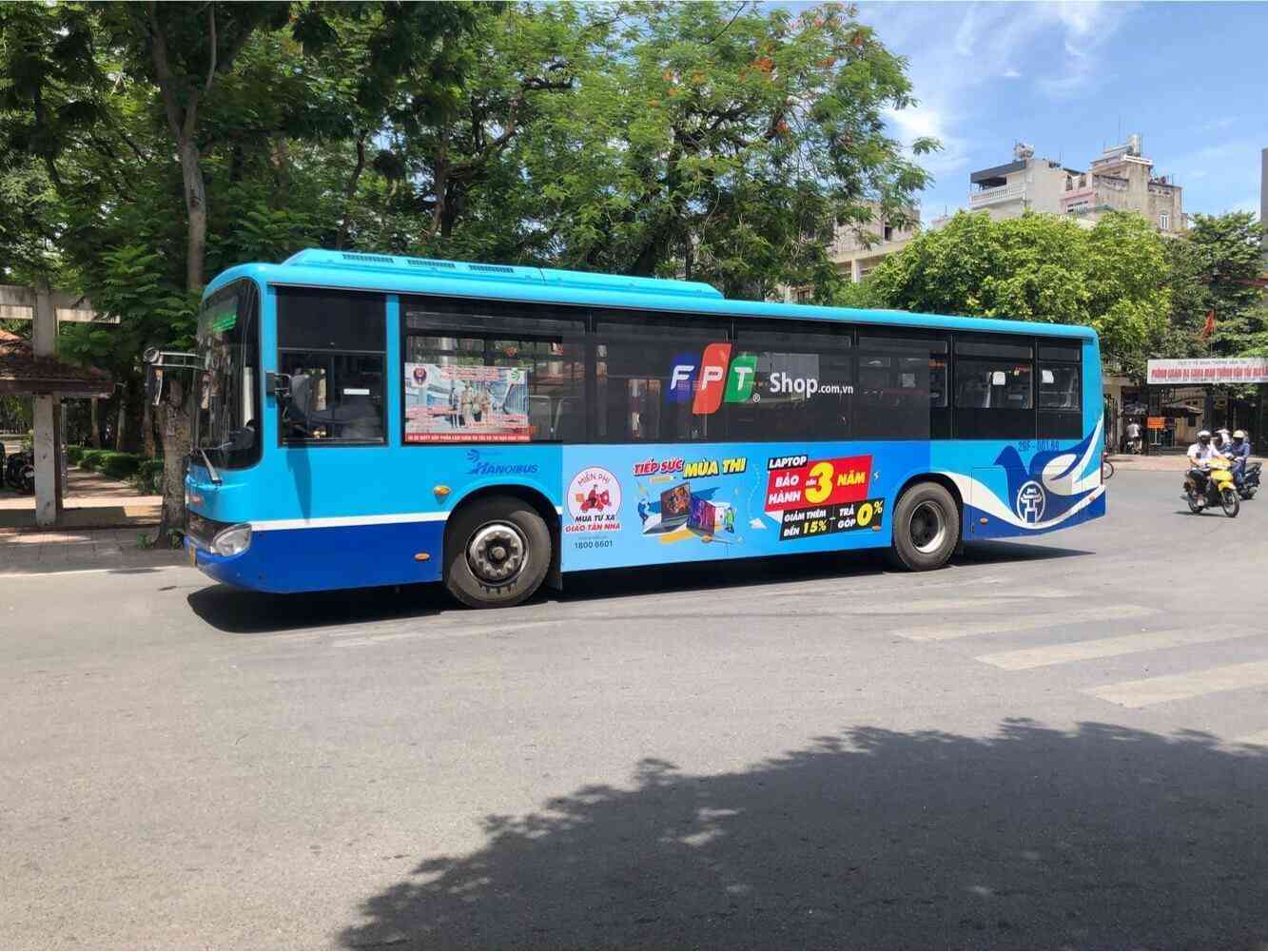 quang cao tren xe bus 7
