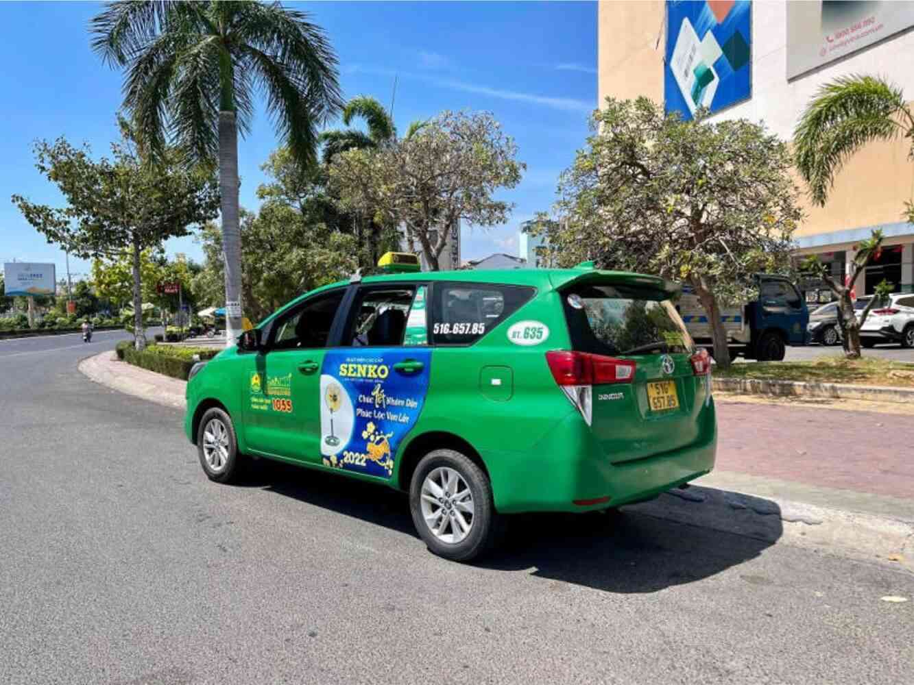 quang cao tren xe taxi 11
