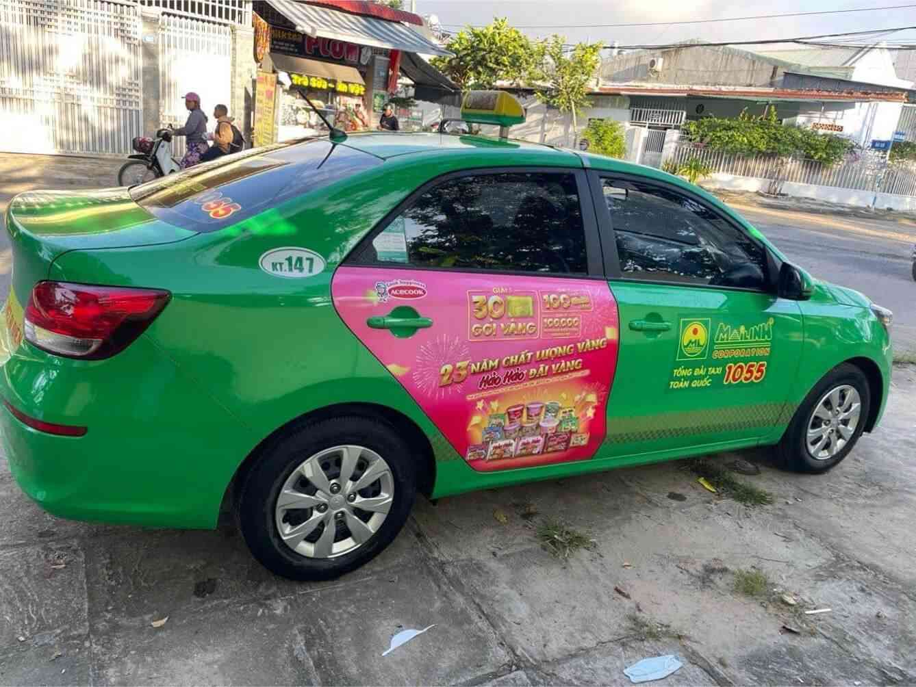 quang cao tren xe taxi 6