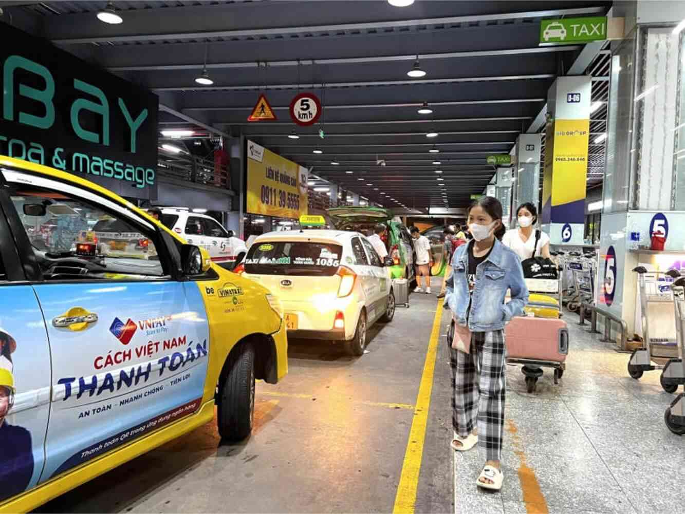 quang cao tren xe taxi 7