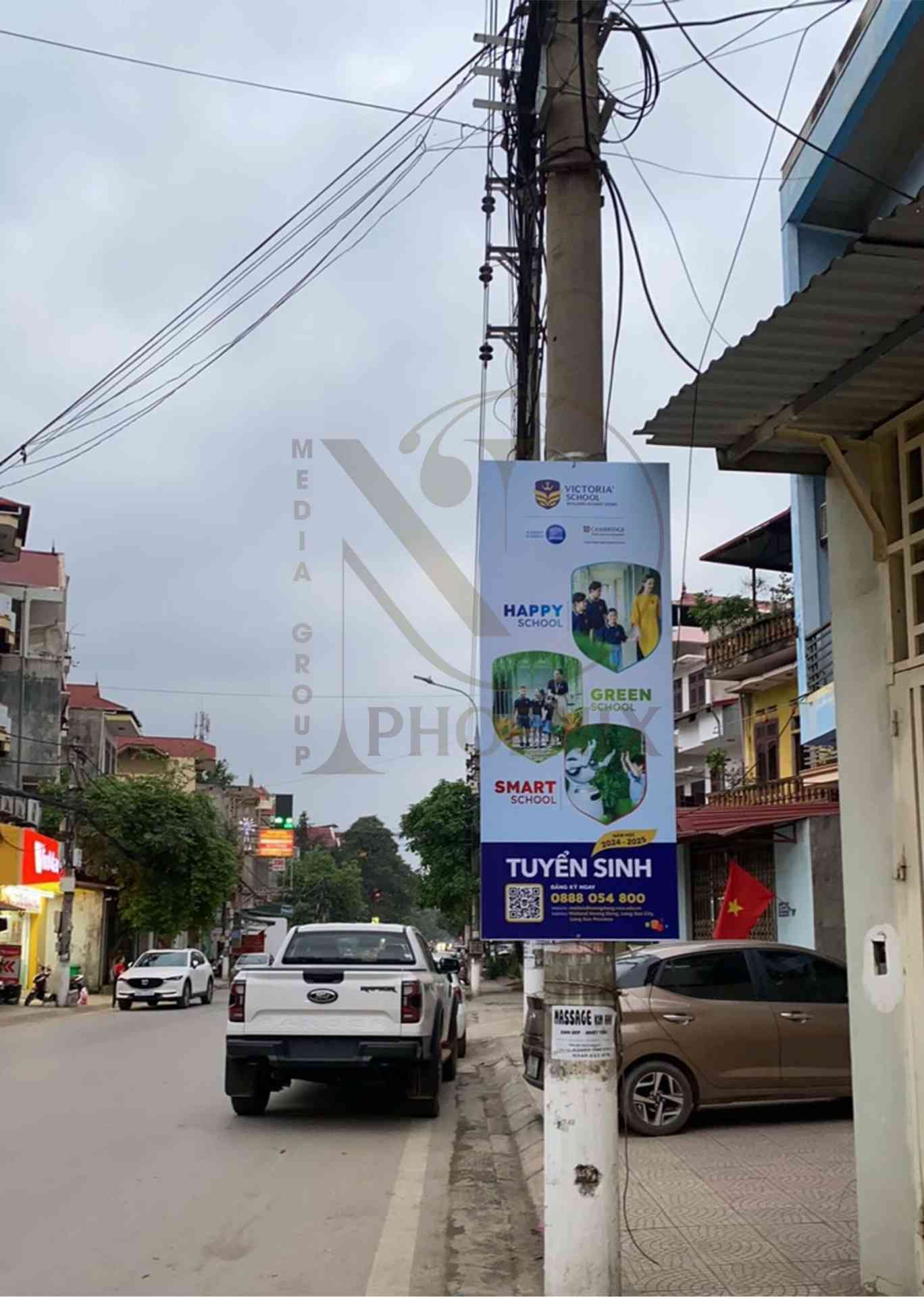 victoria-mailand-hoang-dong-treo-phuon-quang-cao-11