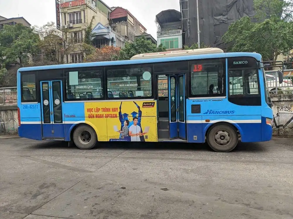 FPT Aptech kết hợp cùng Phoenix quảng cáo trên xe bus tại Hà Nội
