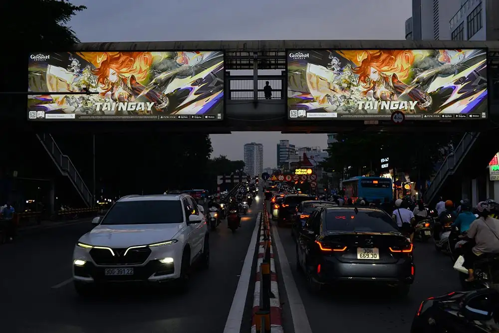 MiHoYo Đưa Genshin Impact "Chiếu Sáng" Cầu Bộ Hành Hà Nội 2 QUẢNG CÁO LIGHTBOX TRÊN CẦU BỘ HÀNH CỦA CÔNG TY PHÁT TRIỂN GAME MIHOYO TẠI HÀ NỘI
