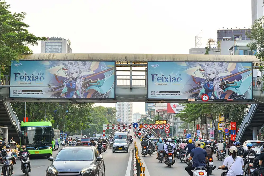 QUẢNG CÁO LIGHTBOX TRÊN CẦU BỘ HÀNH CỦA CÔNG TY PHÁT TRIỂN GAME MIHOYO TẠI HÀ NỘI