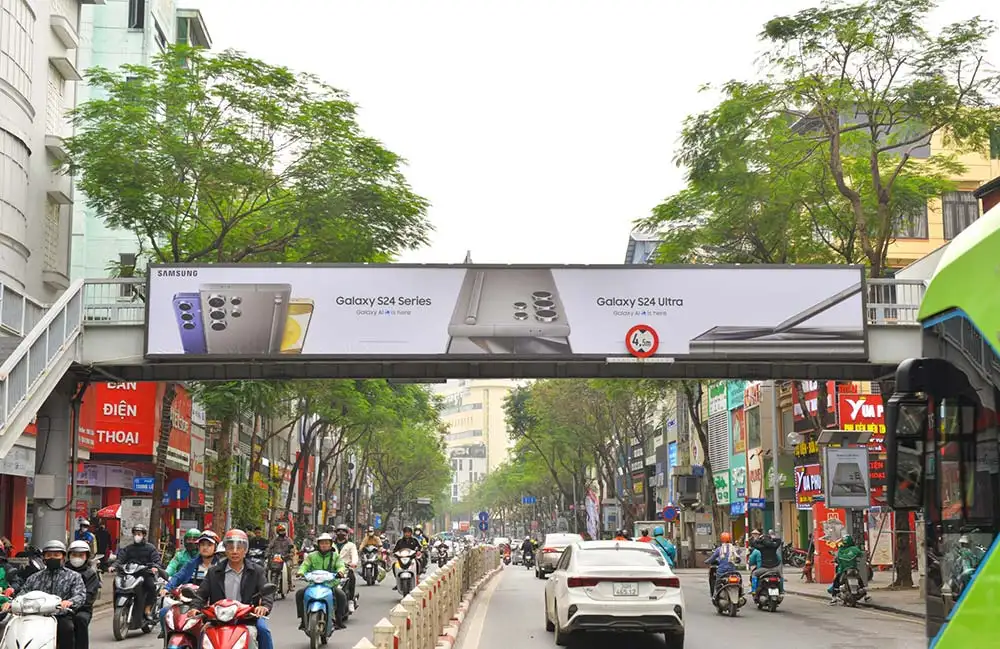 DỰ ÁN QUẢNG CÁO LIGHTBOX TRÊN CẦU BỘ HÀNH CỦA TẬP ĐOÀN CÔNG NGHỆ SAMSUNG