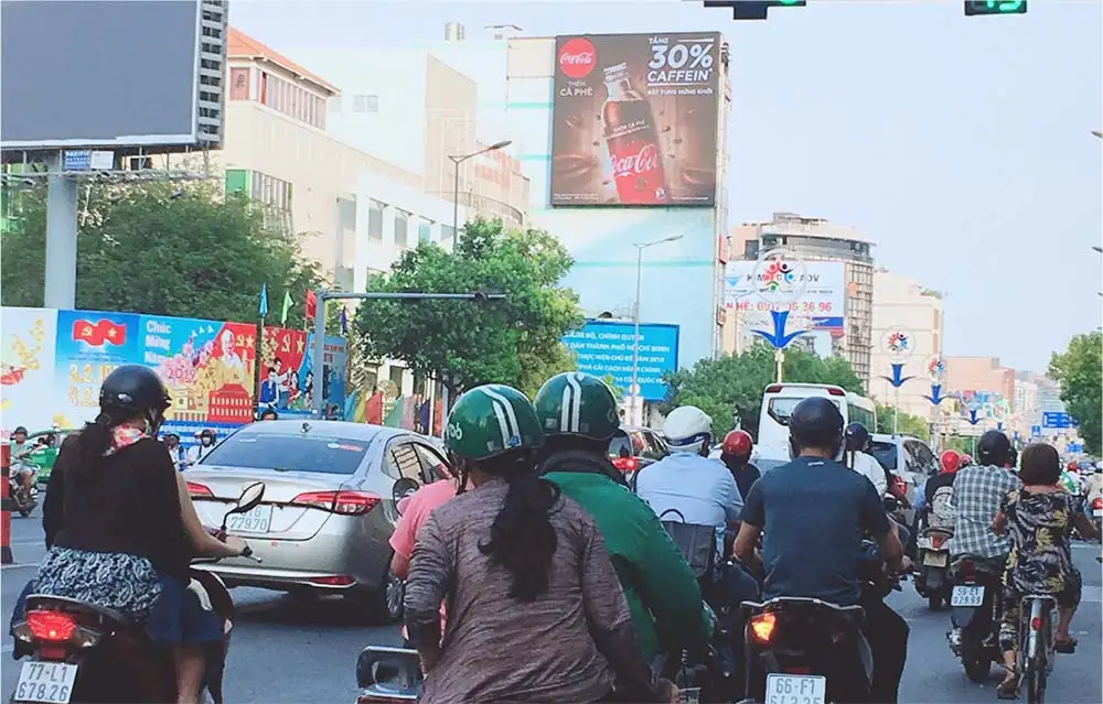 DỰ ÁN QUẢNG CÁO MÀN HÌNH LED CỦA COCA THÊM CAFE TẠI 68 NGUYỄN VĂN TRỖI.