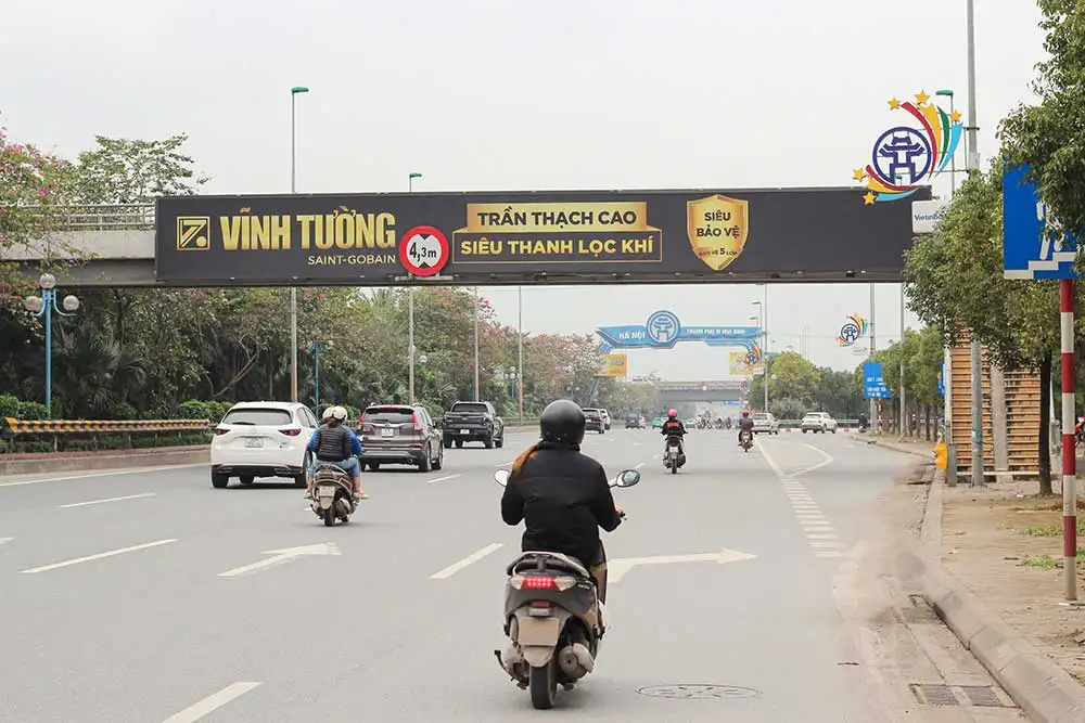 Dự án quảng cáo lightbox trên cầu bộ hành của Công ty CP công nghiệp Vĩnh Tường