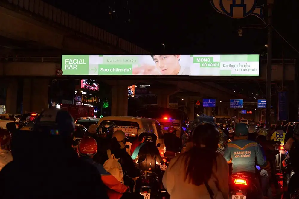 DỰ ÁN QUẢNG CÁO LIGHTBOX TRÊN CẦU BỘ HÀNH CỦA CHUỖI LÀM ĐẸP FACIALBAR TẠI HÀ NỘI