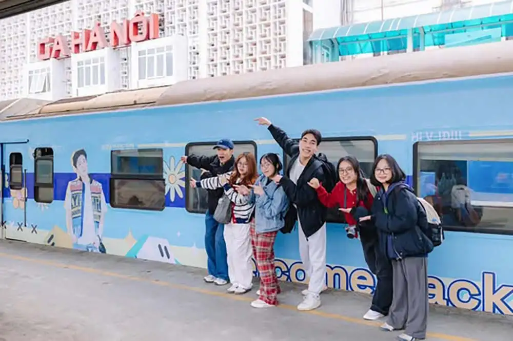 Dẫn dắt hành trình của bạn bằng những trải nghiệm đầy cảm hứng – quảng cáo trên tàu hỏa, nơi thông điệp của bạn đồng hành cùng mọi chuyến đi!