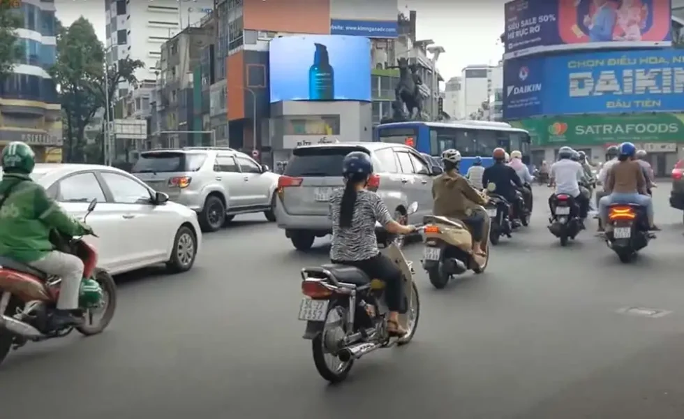 Màn hình LED quảng cáo tại 2 Nguyễn Trãi – Vòng xoay Phù Đổng3