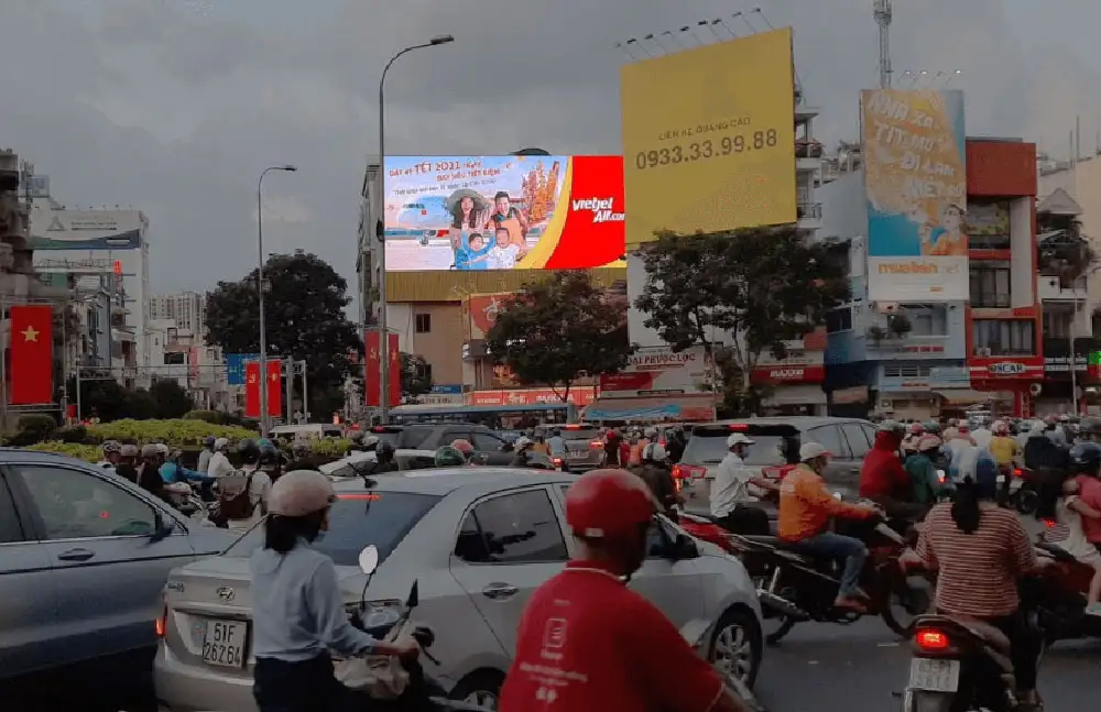 Màn hình LED quảng cáo tại Vòng xoay Điện Biên Phủ