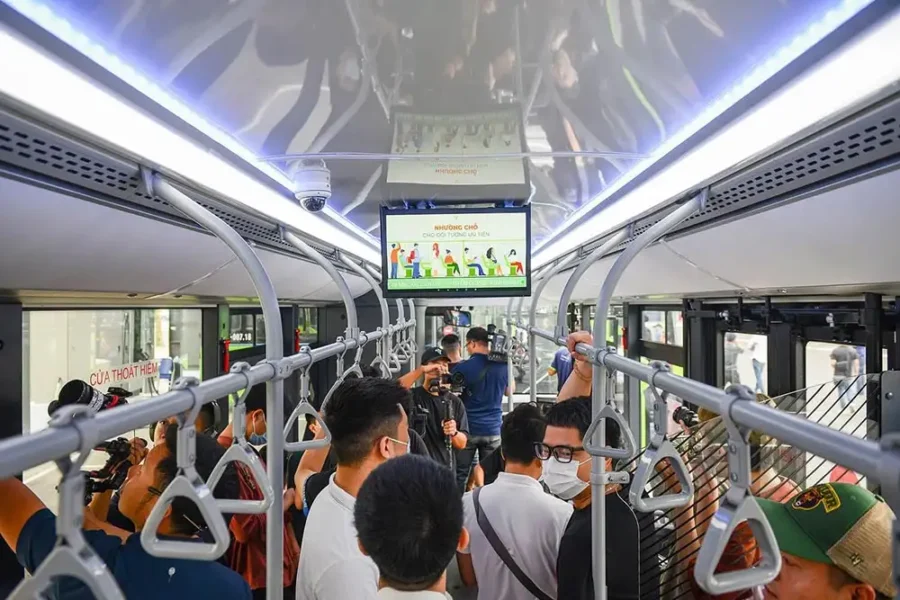 Quảng cáo LCD trong xe buýt3