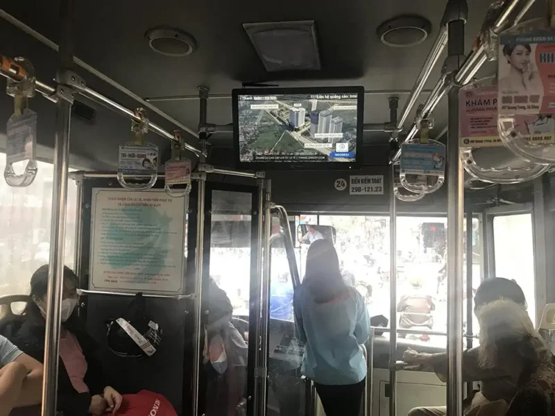 Quảng cáo LCD trong xe buýt1