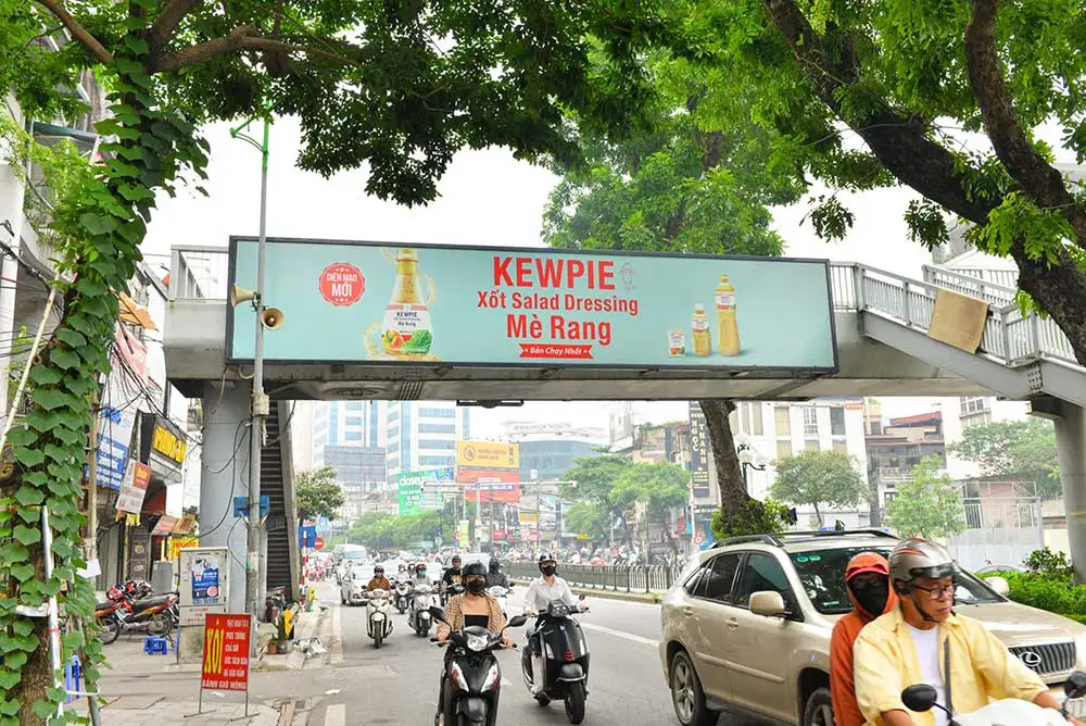 Quảng cáo Lightbox trên cầu bộ hành Giảng Võ, Hà Nội