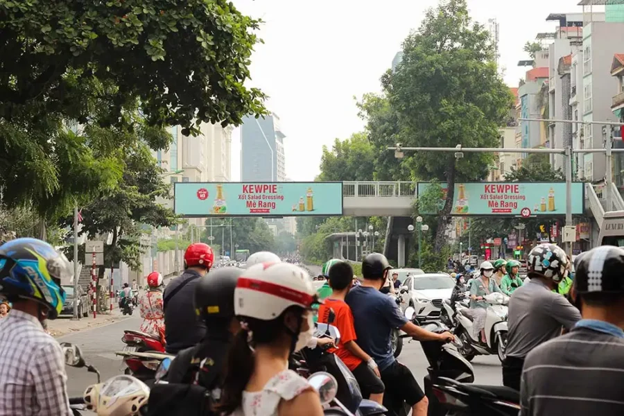 Quảng cáo Lightbox trên cầu bộ hành Giảng Võ, Hà Nội2