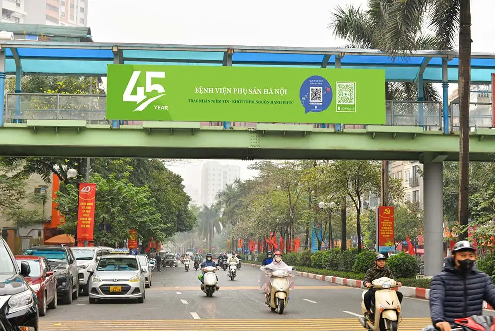 Quảng cáo lightbox trên cầu bộ hành
