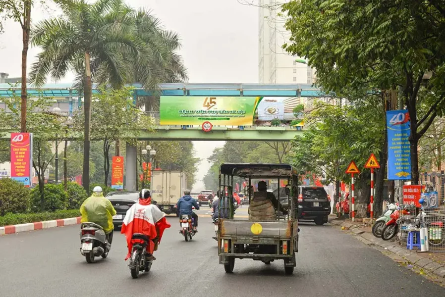 Quảng cáo lightbox trên cầu bộ hành2