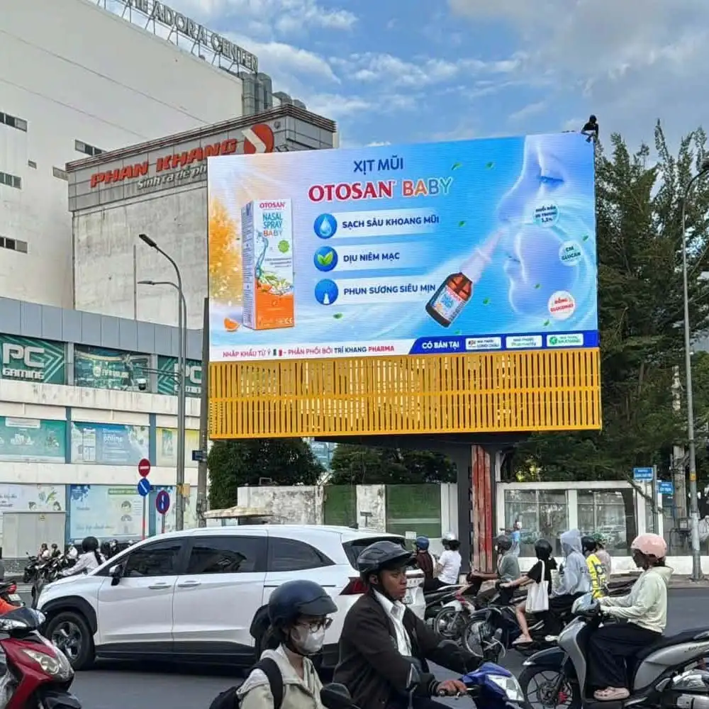 chi phi quang cao pano ngoai troi
